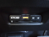 ETC2.0対応の車載器付きです。高速料金の支払いだけではなく、高速道路上のアンテナと相互通信をして渋滞情報や迂回路への案内を音声やナビ画面に表示します。