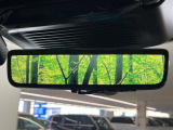 ClearSightインテリアビューミラー ランドローバー初採用のテクノロジー。車体に装備したカメラによる後方映像がルームミラーに映し出されます。車両後方の様子をはっきりと確認できます。