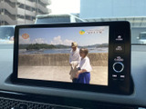 テレビ番組を画面に表示しており、休憩中などに映像を楽しめる装備です。画面まわりのボタンや音量操作部もまとまり、見たい内容を確認しやすい配置となっています。