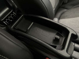 対応するスマートフォンならワイヤレス充電も可能で、ドライブ中の快適性と利便性を高めます。
