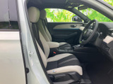 明るい色とブラックを組み合わせたシートが、車内に落ち着いたメリハリを生み出します。ドアを開けた際の乗り降りもしやすく、運転席まわりを見渡しやすい配置です。