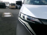 明るいライトが夜道を明るく照らしてくれます。運転中の道路状況が白色光で視認性が良くなり安心です。