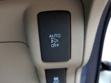 運転席右側にオートリトラミラー機能のON/OFFスイッチを装備。ドアロック連動によるドアミラー自動格納機能の設定変更が可能で、使い勝手に合わせて切り替えできます。