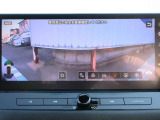 ナビ画面にアラウンドビュ-モニタ-の映像を映し出しています。  狭い場所での車庫入れをサポ-トしてくれる便利アイテムです。