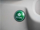 ◆ECONスイッチ(ECONモード)◆エンジンやエアコンといった、クルマ全体の動きを燃費優先で自動制御するECONモード。空調など快適性を優先したいときは、スイッチを押してOFFにできます。