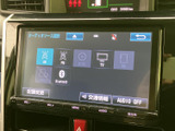 AM・FMやディスク、テレビ、Bluetoothなど、選択できる音源が画面上に並びます。各項目の表示が分かりやすく、使いたい機能を選びやすいオーディオ装備です。
