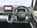 水平基調でスッキリとしたフロントビュー。広く見渡せて運転に安心をもたらします