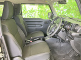 運転席と助手席は視界が広く、前方や周囲を確認しやすい室内です。落ち着いた色合いのシートに座れば、日々の移動も快適に過ごせます。乗り降りのしやすさも魅力です。