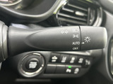 レバーには各操作の表示があり、運転席から確認しやすい配置です。周囲の状況を見ながら手元で扱えるため、日々の運転を支える実用的な装備となっています。