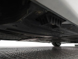 気になる中古車の下廻り。もちろん、納車時には整備スタッフによる点検を実施致しますので安心してご購入いただけます。
