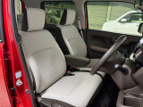運転席から助手席への移動が楽々のベンチシートです。