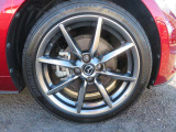 タイヤサイズは205/45R17 84W。17インチの純正アルミホイールとなっております。
