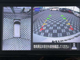 アラウンドビューモニター。前後左右の4つのカメラで車を上から見たような映像をナビ画面に映すので人や物を確認できとても安全です。