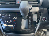 シフトレバーがステアリングに近く運転しやすく、足元もスッキリします