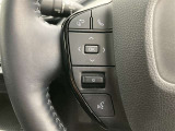 運転中、オーディオの操作をしてて、ハッとしたことはありませんか?ステアリングスイッチは、運転中でもハンドルでオーディオの操作が可能です。安全なドライブをサポートします。