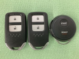 スマートキーを装備しています。鍵を差し込むことなくドアロックの開け閉めと、スタートボタン操作でのエンジンスタートができます。加えて、純正リモコンエンジンスターター用の操作キーもついています。