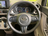 インテリアに合わせたデザインのステアリングは、運転される方のことも考え、運転しやすい形状、大きさです。是非一度、実際に触ってお確かめください。