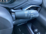レバーをAUTOの位置にしているとき、レインセンサーが雨を感知すると、雨量に応じてワイパーが自動で作動してくれるオートワイパーを装備!設定変更で非作動にすると、間欠作動に固定されます。