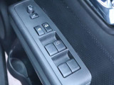 運転席ドアのパワーウィンドウ操作部です。手元で各窓を操作できます。