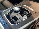 シフトレバーとBMWお馴染みのiDriveコントローラー。ラグジュアリーなクリスタル仕上げ。