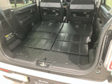 後席を全て倒して、荷物専用のスペースにした状態です。これなら長いものも積めますし、ご旅行や趣味に活用できますね。