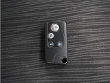 ◆スマートキー◆カギをバッグやポケットに入れたままでもドアロックの開閉ができる『スマートキー』付き!雨天や暗くなってもカギを取り出す必要がなくドアの開錠&エンジンも始動できます