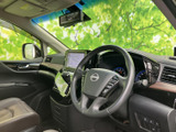 運転席から前方を見渡しやすく、ゆったりとしたシートで落ち着いて過ごせます。手元には画面やメーターがまとまり、同乗者との会話もしやすい空間。乗車時の使い勝手にも配慮されています。