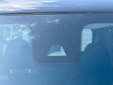 【三菱e-Assist】走行中に前方の車両等を認識し、衝突しそうな時は警報とブレーキで衝突回避と被害軽減をアシスト。より安全にドライブをお楽しみいただけます。