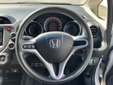 握りやすい位置に各種スイッチがまとまり、運転姿勢を大きく変えずに手元で確認できます。メーターも前方に見渡せる配置で、運転中の視線移動を抑えやすいです。