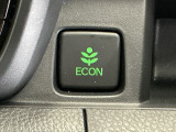 ECONスイッチ操作でエンジンやミッション、エアコンなどを総合的に制御、燃費をよくするようクルマが頑張ります。