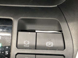 HOLD機能付きの電動パーキングブレーキ。HOLD機能を使用すると、信号待ちなどでフットブレーキから足を放しても、車は動かずそのまま停車してくれます。ドライブなど足が疲れた時には便利な機能です。
