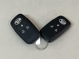 電子カードキーを携帯していれば、ドアハンドルやバックドアのリクエストスイッチを押すだけでドアの施錠・解錠が出来ます♪もちろん 遠隔操作も可能です!盗難防止のイモビライザー機能装備ですよ ☆