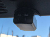 ドライブレコーダー付きで前方だけでなく車室内も録画できるので万一のとき記録に残せて安心です。