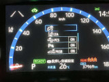 【レーンディパーチャーアラート】道路上の白線(黄線)をカメラで認識し、ドライバーがウインカー操作を行わずに車線を逸脱する可能性がある場合、ブザーとディスプレイで注意喚起サポート。