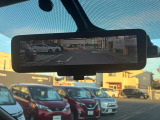 スマートルームミラーです。車体後部に取り付けたカメラにより荷物が満載でも後方の確認ができ安全です♪画像ですので運転者さんが替られてもま面倒な調整は不要です。また、普通のミラーへの切り替えもワンタッチ!