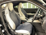 乗降がしやすい運転席。高さが調節できて小柄な方でも運転しやすいポジションをとることができます。