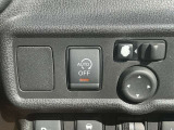【アイドリングストップ】信号待ちなどの停車時に、エンジンを自動的にストップさせることでガソリン消費をセーブします。