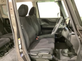 女性でも運転がしやすいように、シートの高さ調整機能(シートリフター)がついています。運転席と助手席の間が空いている為、助手席側への移動がスムーズです。交通量の多い道でも助手席側から乗り降りができます。