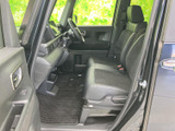 前席は見晴らしのよい着座位置で、運転席から前方や周囲を確認しやすい室内です。シートには身体を預けやすい形状が見られ、足元も広く、毎日の運転を快適に過ごせる空間です。