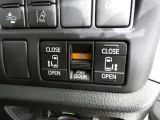 電動スライドドアのスイッチで車内からもスライドドアの開閉ができます。イージークローザー機能で半ドアになることも防止してくれます。