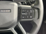 アダプティブクルーズコントロールは、ドライバーの希望する速度と車間距離を設定し、乗員や他の道路利用者の安全性を高めます。また、特に交通量の多い状況ではドライバーの負担を軽減し、快適性を向上させます。