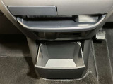 お気に入りのCDなどが収納できる格納式ボックス★