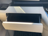ダッシュボード助手席側上部にインストアッパーボックスがあり、収納に便利です。