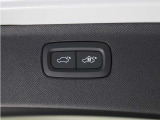 テールゲートには、スイッチ一つで開閉可能な電動開閉機能を装備。また、リアバンパーの下で足を動かすだけで開閉できる、ハンズフリー・オープニング/クロージング機構も搭載しています。