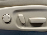 【パワーシート】電動でシートポジションの変更が可能です。手動式より細かくシート設定が可能ですのでより快適な姿勢でドライブを楽しんで頂けるでしょう。