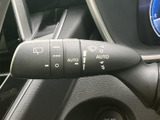 各種表示がレバー上にまとまり、運転席から設定を確認しやすい仕様です。手元で操作できるため、天候に合わせた調整にも便利。視線移動を抑えながら扱いやすい装備です。