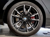BMWの純正アロイホイールは軽量かつ強度にも優れているホイールで走行性能を引き上げる設計になっております。足元にもBMWは妥協がなくこだわっている個所になります。