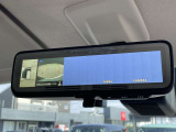 車両後方のカメラ映像を映し出し、車内の状況や、天候などに影響されずいつでもクリアな後方視界が得られるインテリジェントル-ムミラ-が装備されております。