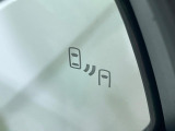 【ブラインドスポットモニター】走行中、ドアミラーの死角になりやすい箇所に後続車が接近するとサイドミラーのレンズに警告を表示!ドライバーに注意喚起をしてくれます。