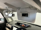 【サンバイザー】車内で身だしなみを整えるためのバニティミラーがセット。お化粧直しや髪型のチェックに活用できます。